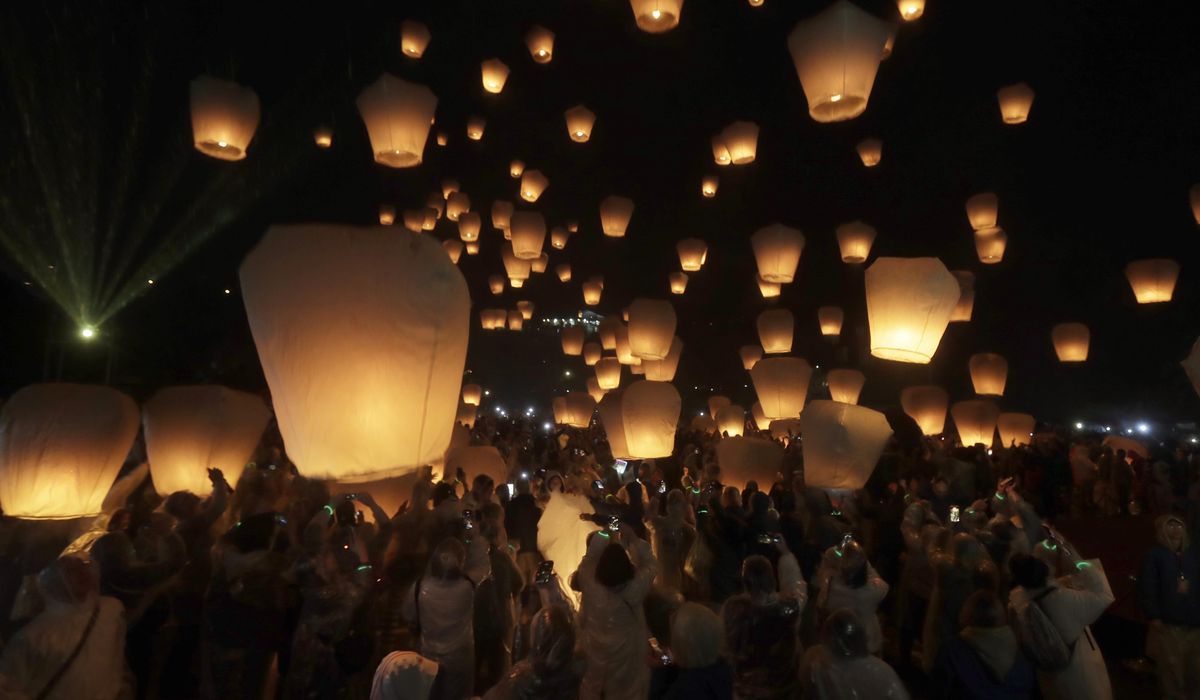 NextImg:Thousands in Taiwan and China celebrate the Lantern Festival with high hopes and rice dumplings