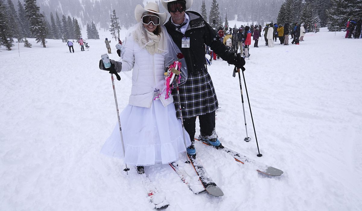 NextImg:Dozens of couples get hitched at snowy Colorado ski resort on Valentine’s Day