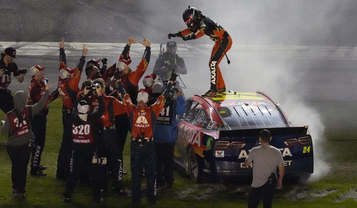 NextImg:Byron survives late wrecks to win second straight Daytona 500