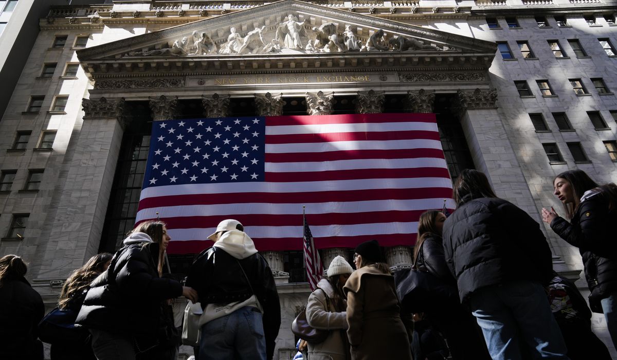 NextImg:Stocks tumble due to trade uncertainty, recession fears