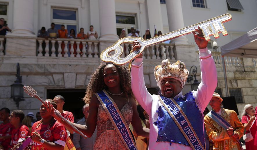Carnival King Momo, Kaio Mackenzie, right, and Queen Thuane de Oliveira, present the keys of the city at a ceremony that officially kicks off Carnival in Rio de Janeiro, Brazil, Friday, Feb. 28, 2025. (AP Photo/Silvia Izquierdo)