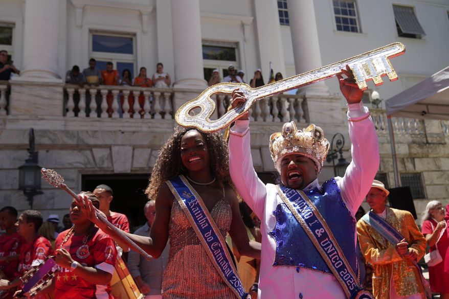Carnival King Momo, Kaio Mackenzie, right, and Queen Thuane de Oliveira, present the keys of the city at a ceremony that officially kicks off Carnival in Rio de Janeiro, Brazil, Friday, Feb. 28, 2025. (AP Photo/Silvia Izquierdo)