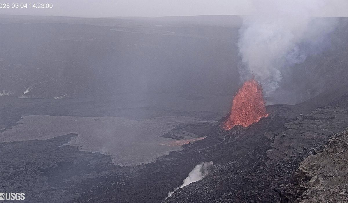 NextImg:Lava fountain spews over 100 feet into the air from Hawaii volcano