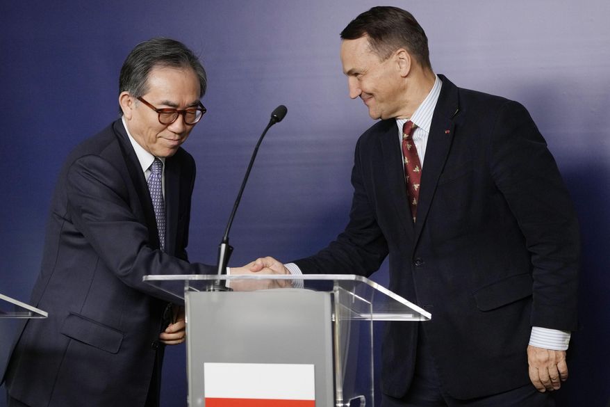 South Korean Minister of Foreign Affairs Cho Tae-Yul ,left, and Poland's Foreign Minister Radek Sikorski after give a stetmant following a meeting at the Foreign Ministry in Warsaw, Poland, Wednesday, March 5, 2025. (AP Photo/Czarek Sokolowski)