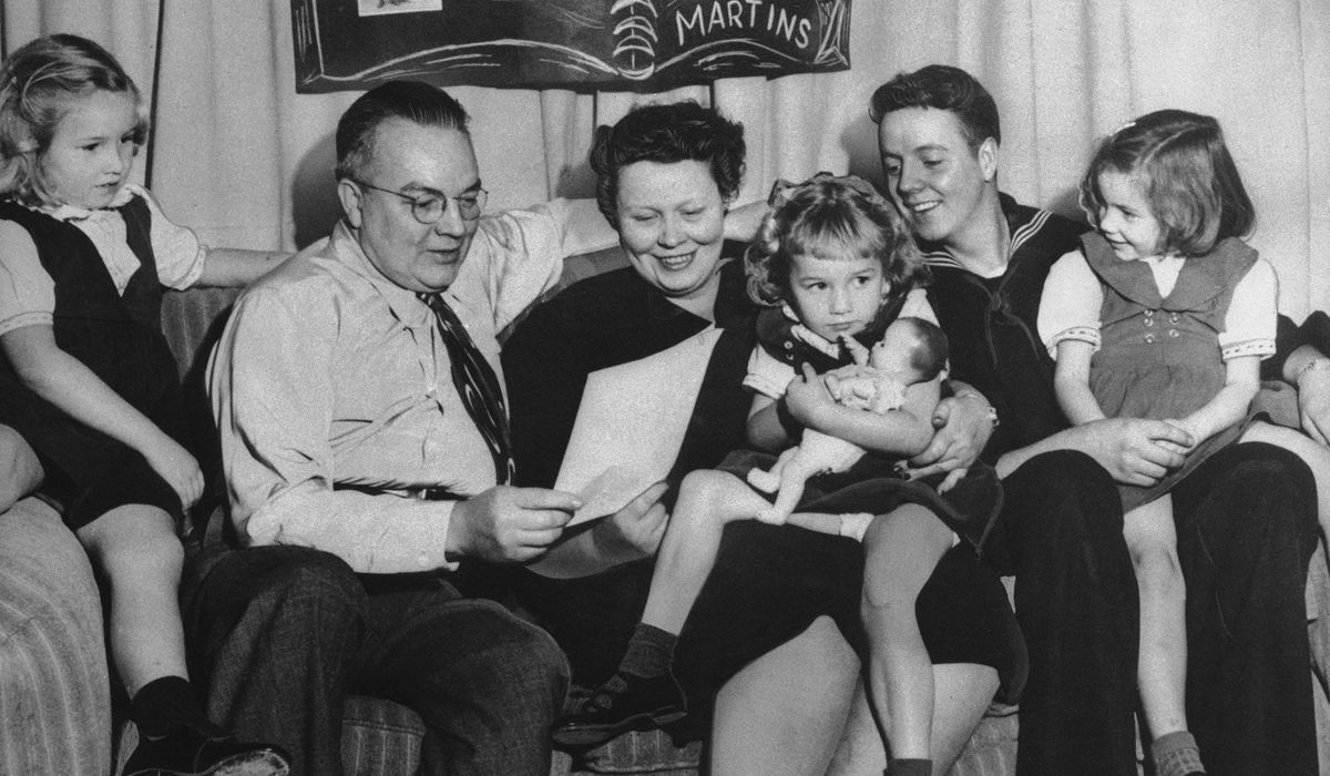 NextImg:Car being pulled from Columbia River might have belonged to Oregon family that vanished in 1958