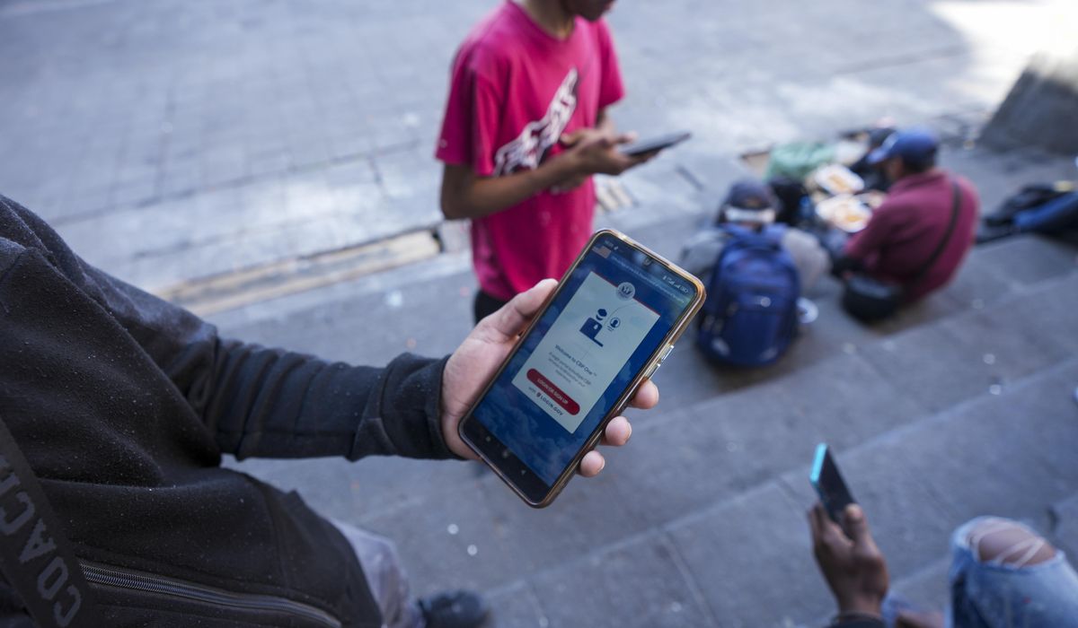 NextImg:U.S. immigration officials look to expand social media data collection