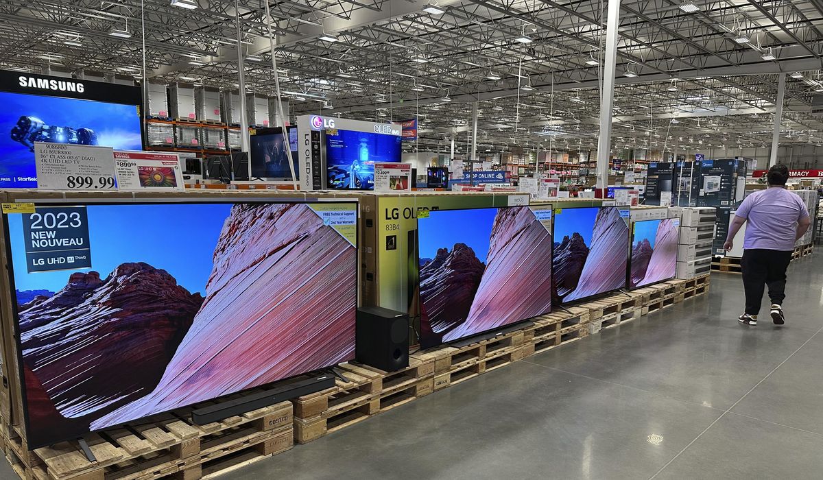 NextImg:U.S. shoppers increased spending tepidly last month as anxiety over the economy rises