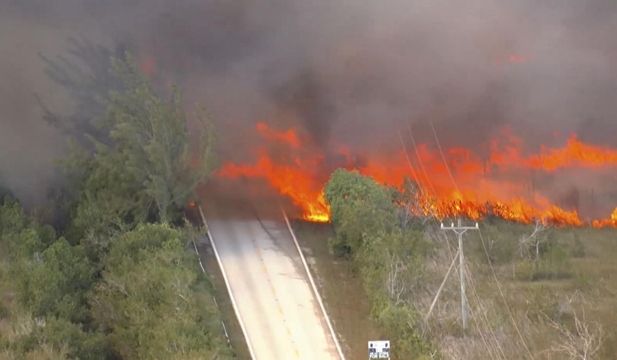 NextImg:Brush fire, smoky conditions shut down road leading in and out of Florida Keys