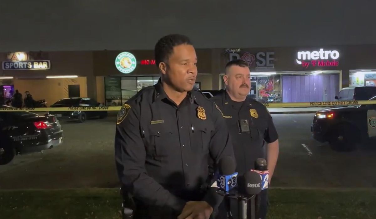 NextImg:Houston police search for 2 suspects after nightclub shooting leaves 6 wounded