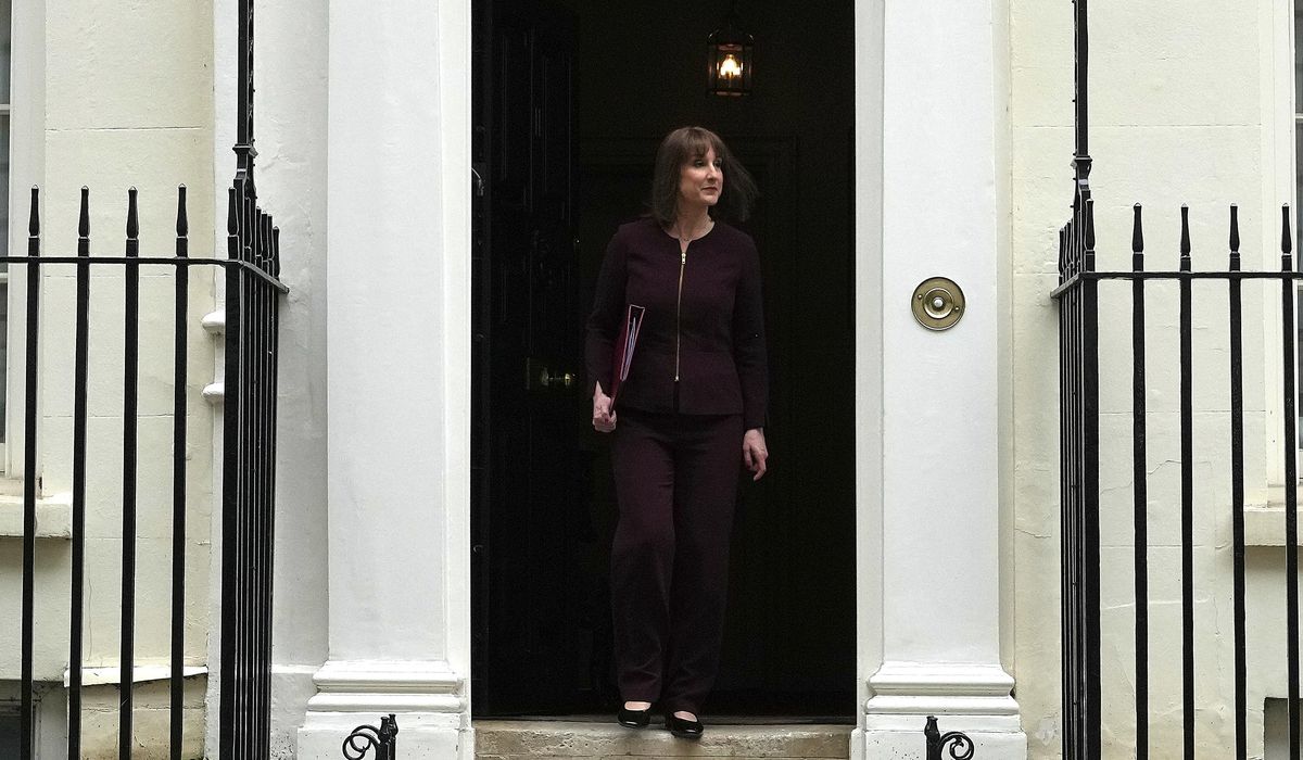 NextImg:U.K. government halves 2025 growth forecast to 1% and confirms defense spending boost