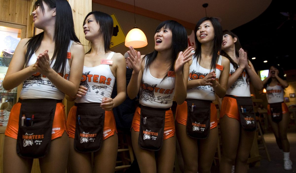 NextImg:Hooters files for bankruptcy, seeks franchisee buyout