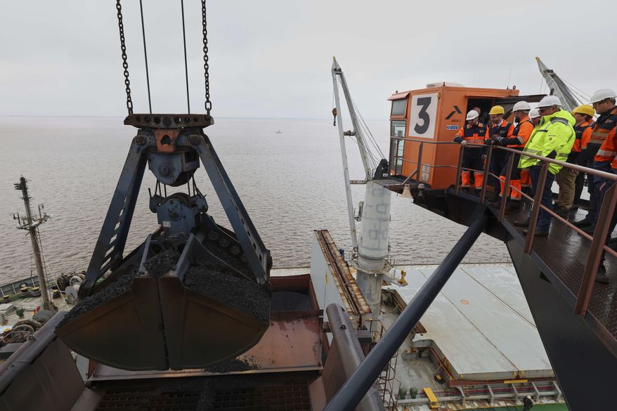 Britain's Business, Energy and Industrial Strategy Secretary Jonathan Reynolds, second from left, observes as coking coal is unloaded at Immingham Port, at Immingham Port, northern England, Tuesday, April 15, 2025. (Darren Staples/Pool Photo via AP)