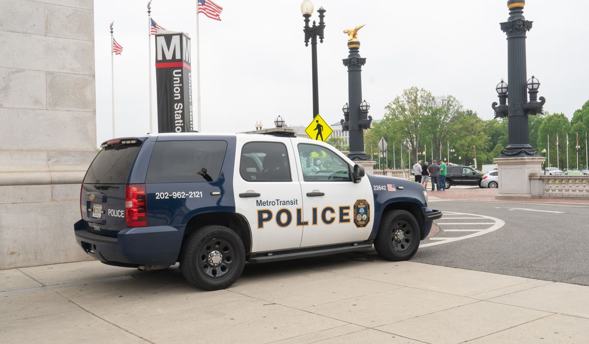 NextImg:Metro Transit Police officer stabbed in the face at Navy Yard station