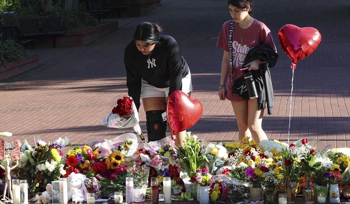 NextImg:Students at Florida State gather at memorials, prepare to retrieve belongings after deadly shooting