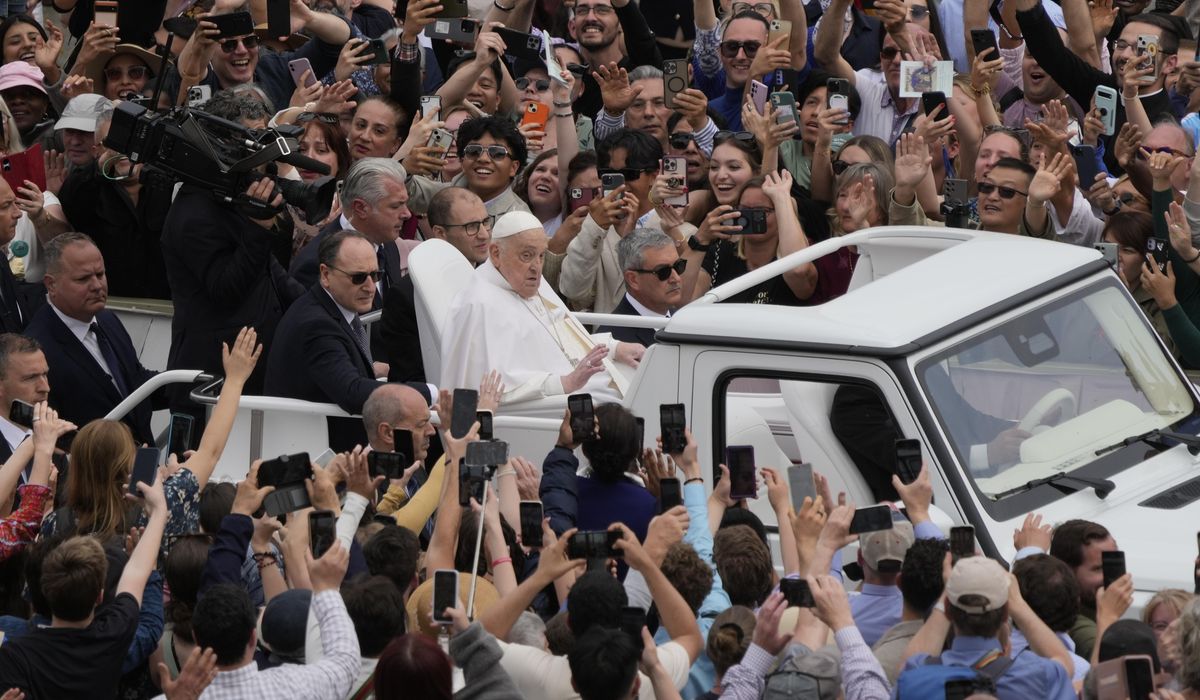 NextImg:Pope Francis emerges from convalescence on Easter, delights crowd with popemobile tour