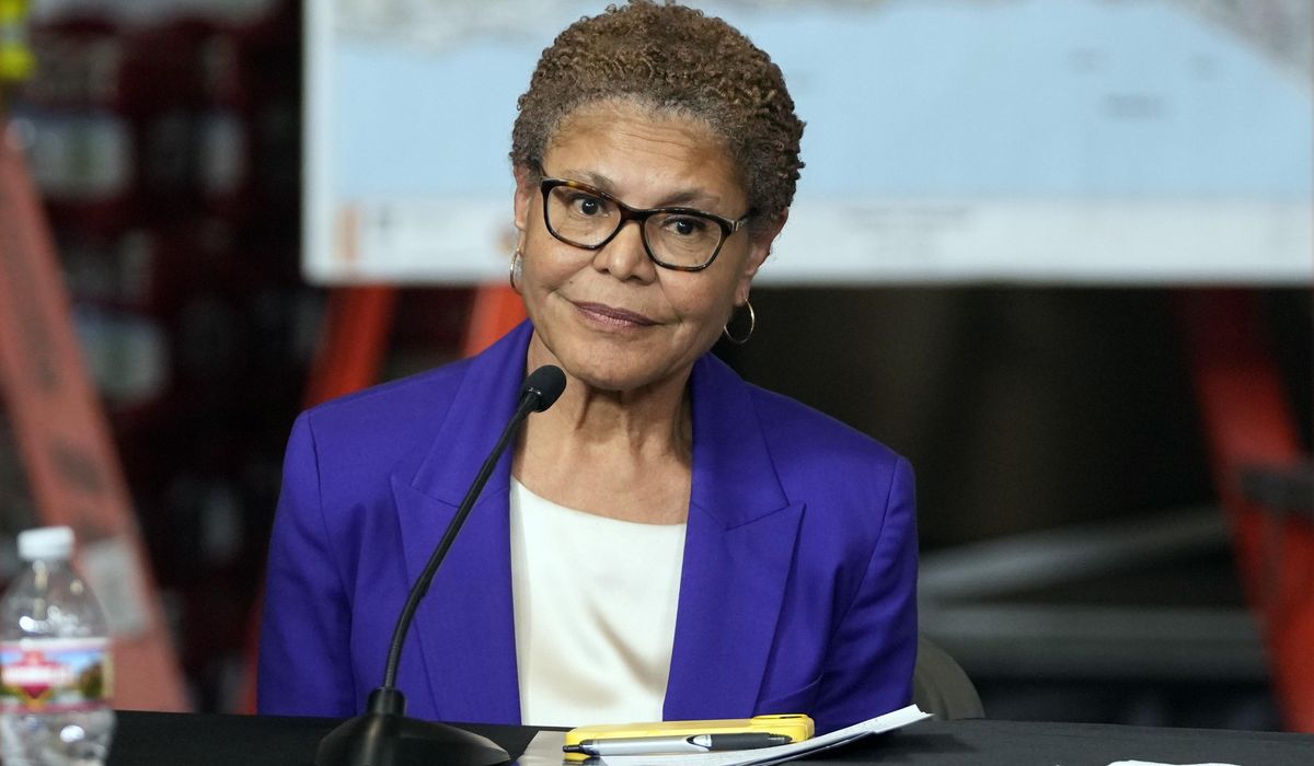 NextImg:Los Angeles mayor proposes slashing over 1,600 city jobs to close budget hole