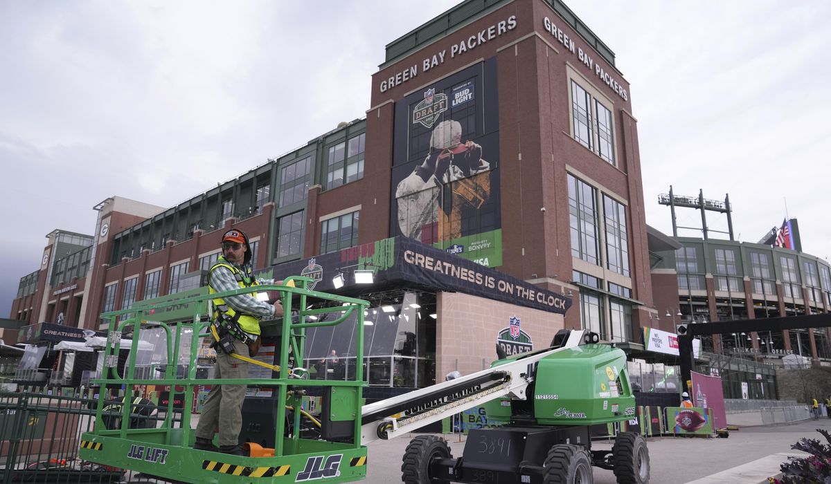 NextImg:No snow in Green Bay but thunderstorms delayed NFL draft activities