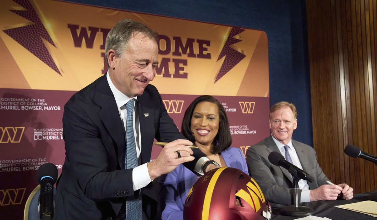 NextImg:Trump offers Commanders help in stadium negotiations, criticizes name change