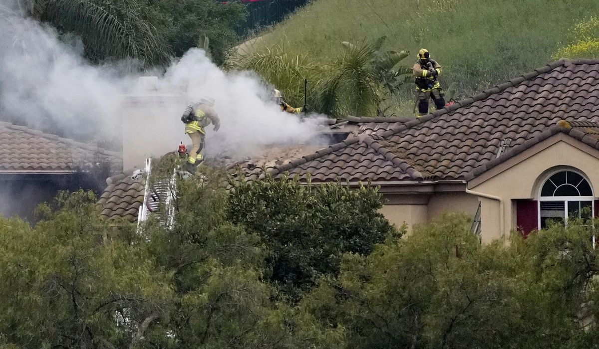 NextImg:Small plane crashes into Los Angeles-area neighborhood, killing 1 person