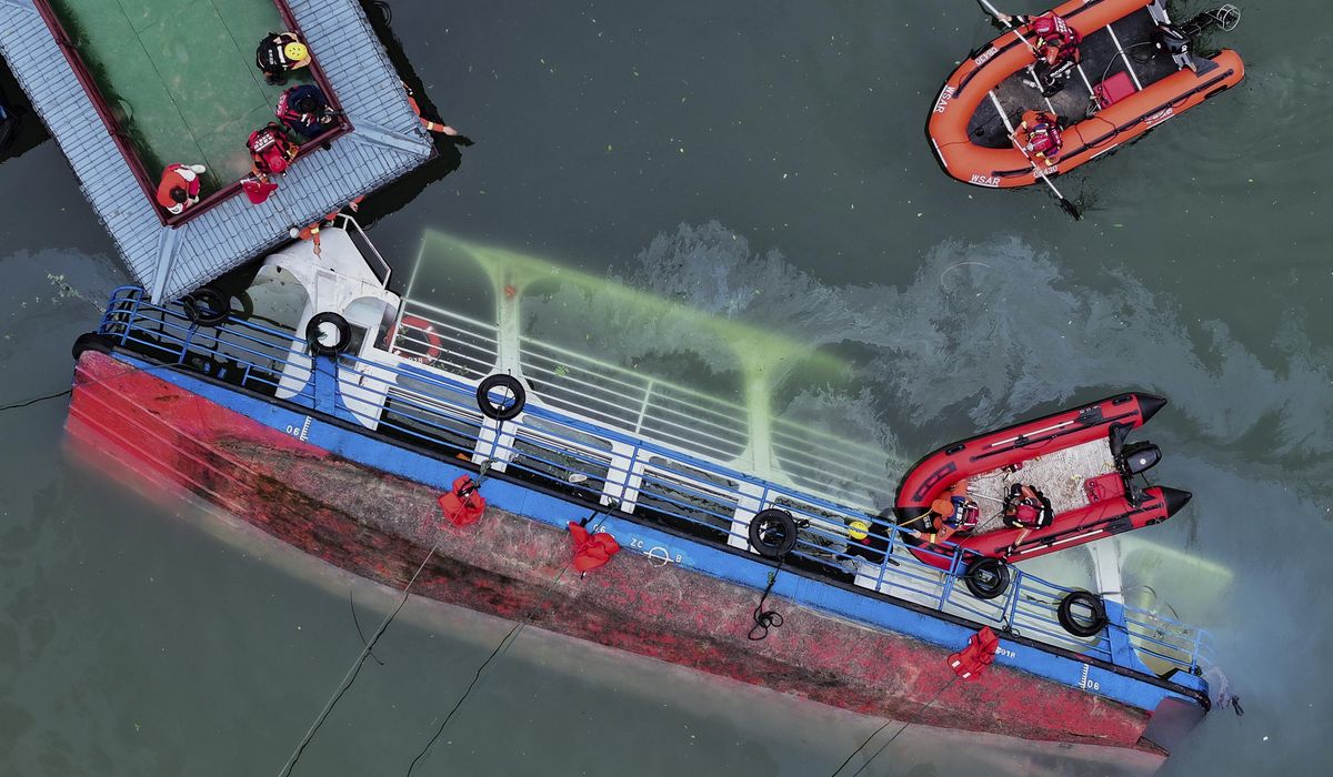 NextImg:Tourist boats capsize in sudden storm in southwest China, leaving 10 dead
