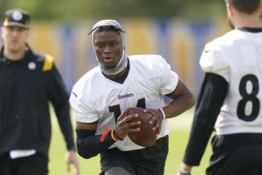 Pittsburgh Steelers wide receiver George Pickens, center, performs drills during an NFL football practice at rookie minicamp, Friday, May 13, 2022, in Pittsburgh. (AP Photo/Keith Srakocic, File)