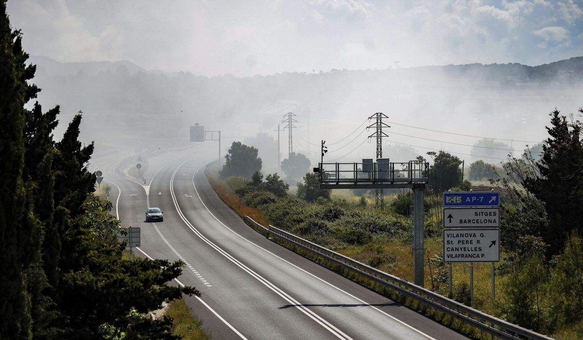 NextImg:Fire at chemical plant in northeastern Spain keeps thousands indoors