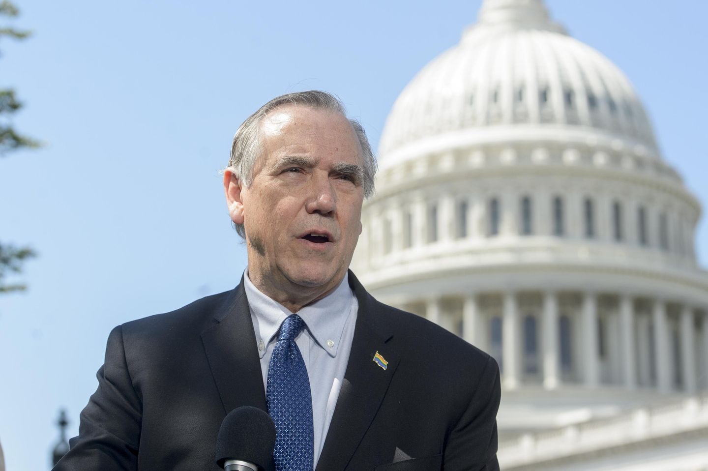 Jeff Merkley holds the Senate floor for 22 hours to protest Trump