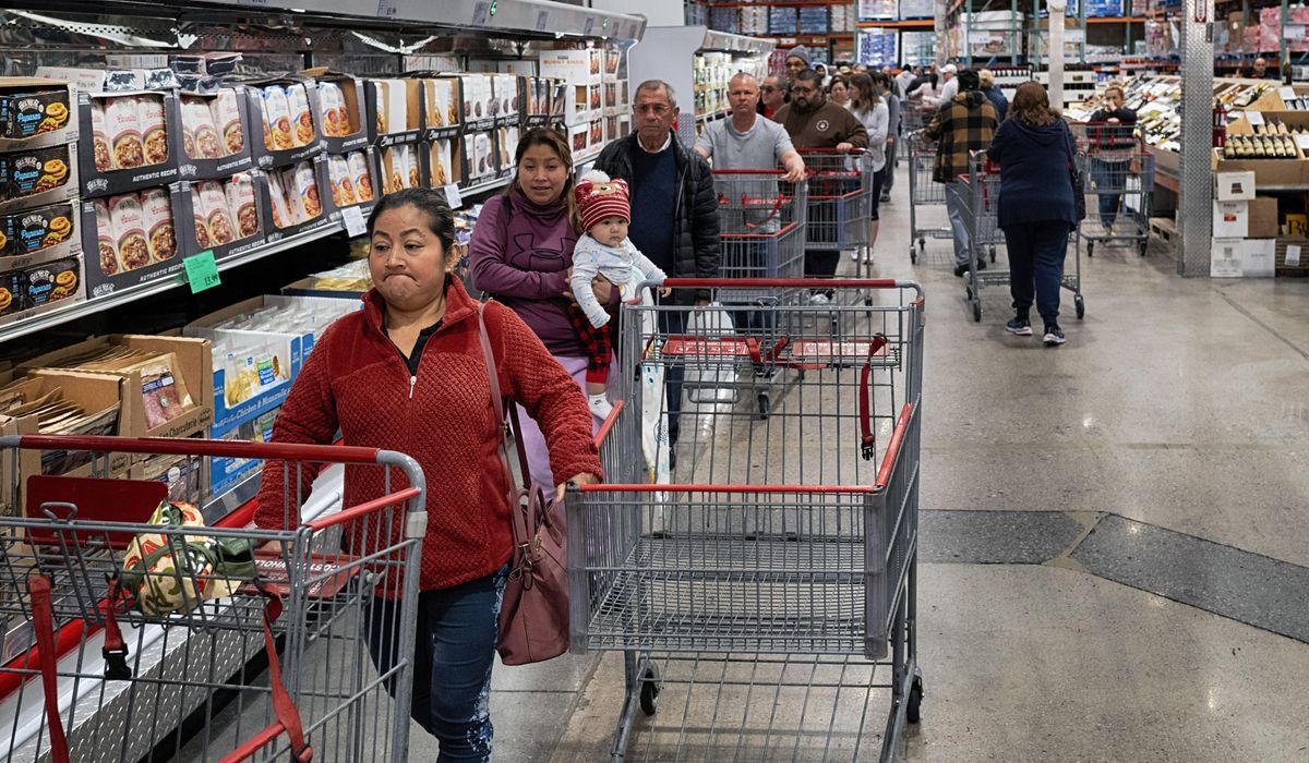 NextImg:Consumer sentiment rises for 1st time this year as inflation remains tame