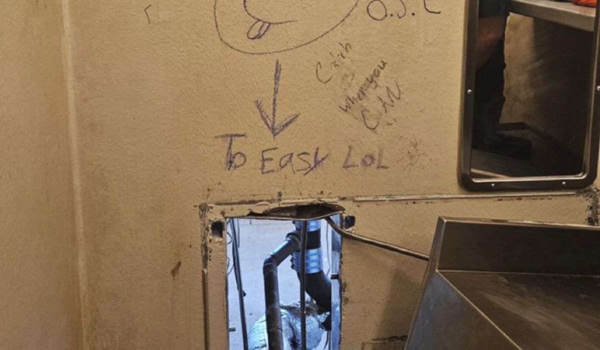 NextImg:10 escape from New Orleans jail through hole in cell wall while lone guard left to get food