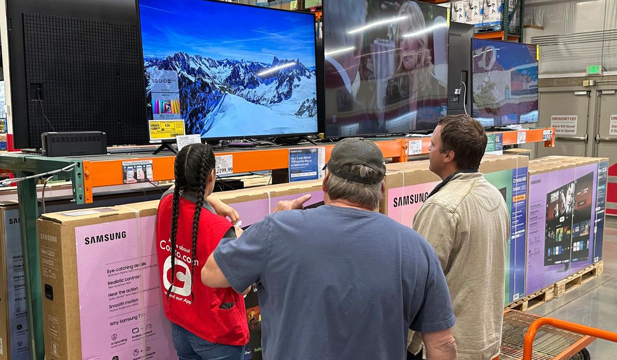 NextImg:U.S. consumer sentiment slides to 3-year lows as trade war raises inflation anxiety
