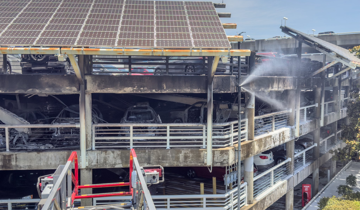 NextImg:Jacksonville International Airport shuttered for hours following parking garage fire