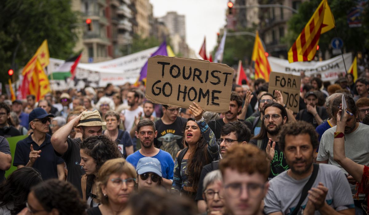 NextImg:Spain orders Airbnb to block nearly 66,000 holiday rental listings over rule violations