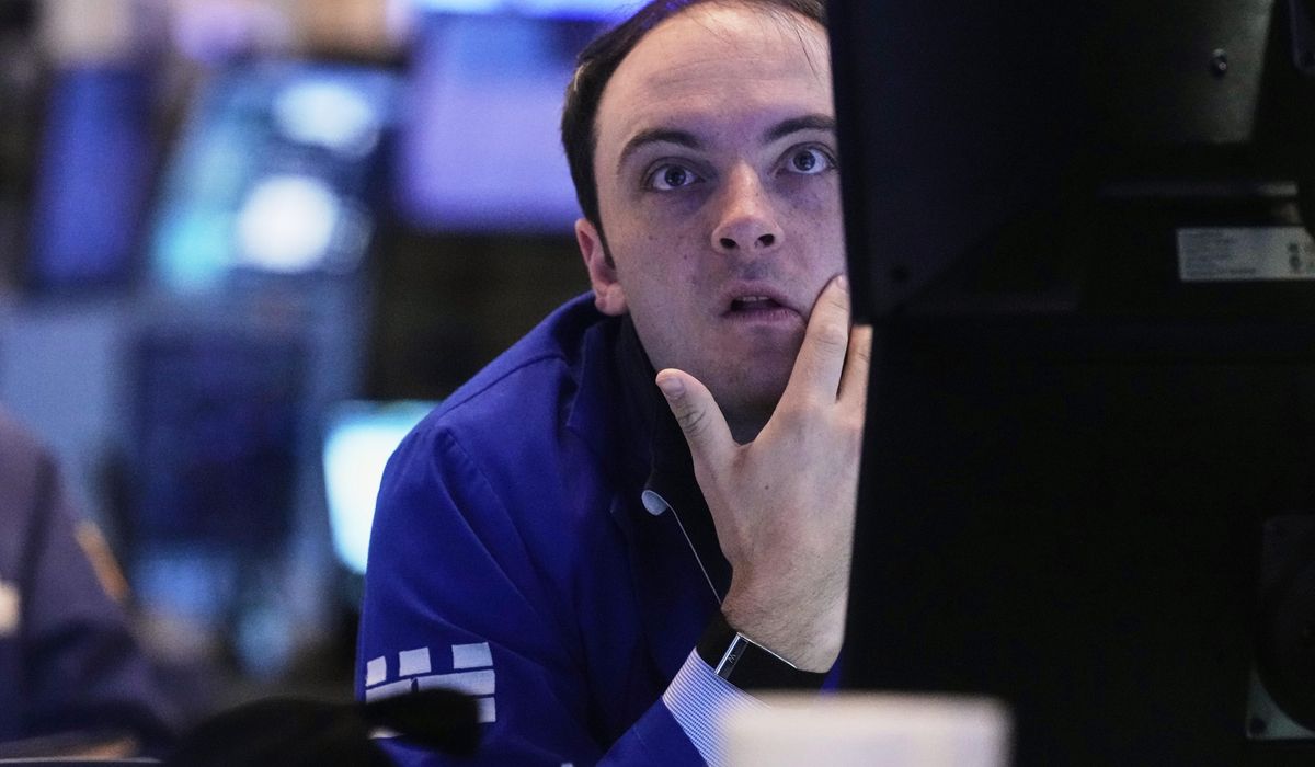 NextImg:U.S. stocks drift lower as mixed profit reports from retailers and higher Treasury yields weigh