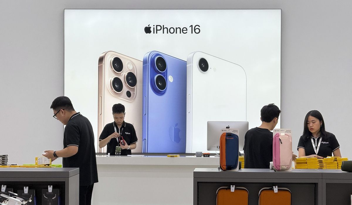 NextImg:Trump threatens 25% levy on Apple iPhones made outside the U.S.