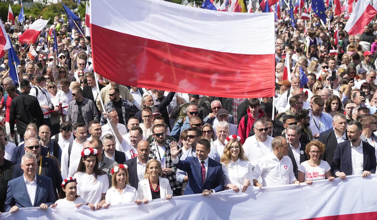 NextImg:Tens of thousands join rival rallies in Warsaw as Poland’s presidential runoff nears
