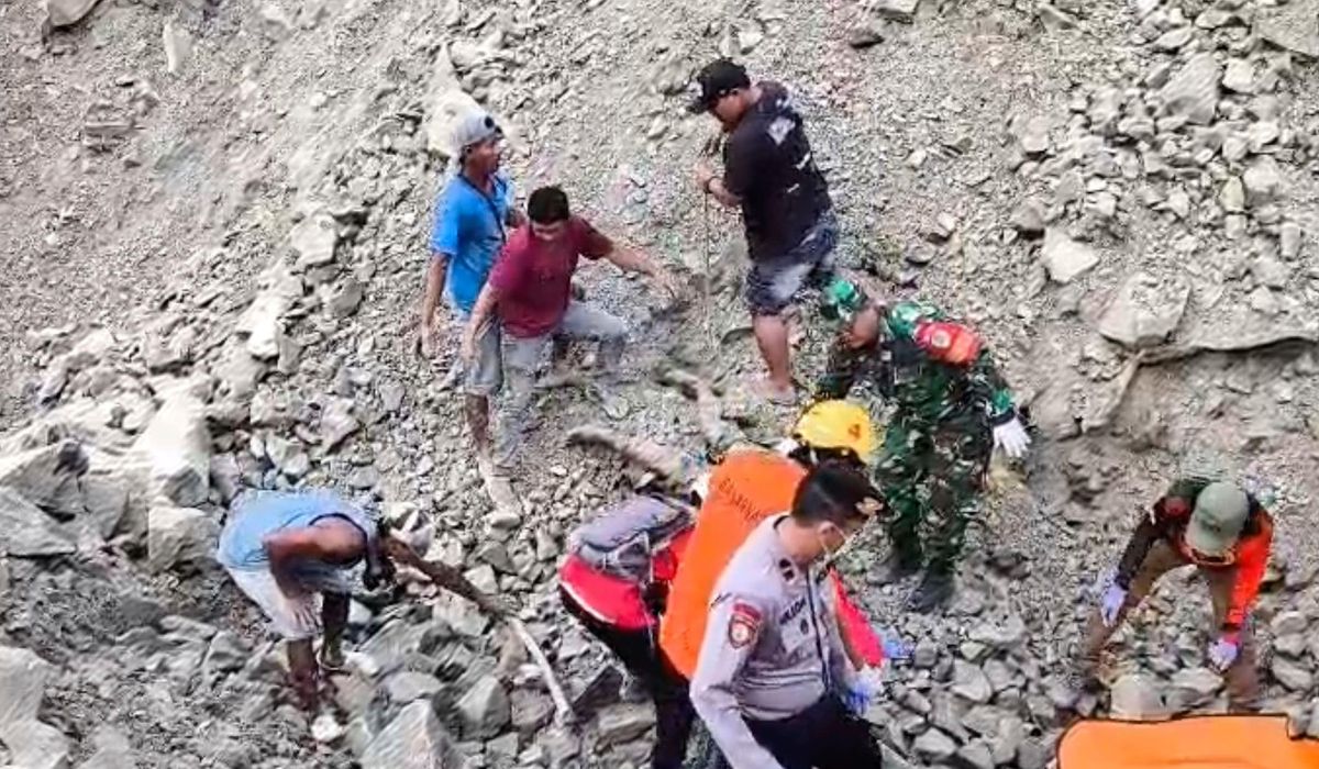 NextImg:Death toll rises to 17 in Indonesia quarry collapse as search continues