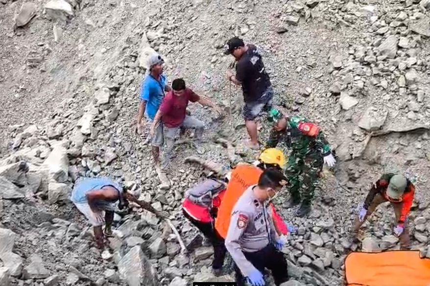 In this handout photo released by the Indonesian National Search and Rescue Agency (BASARNAS), rescuers search for victims at the site of a collapsed natural stones quarry in Cirebon district, West Java province, Indonesia, Friday, May 30, 2025. (BASARNAS via AP)