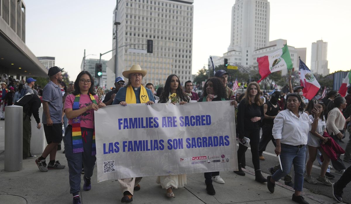 NextImg:U.S. faith leaders opposed to ICE raids encourage nonviolent resistance