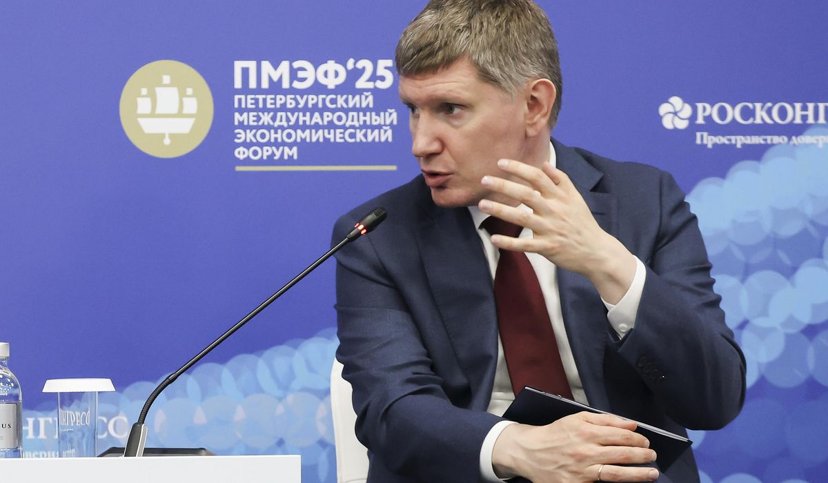 NextImg:Russia’s economy minister says the country is on ‘the brink of recession’