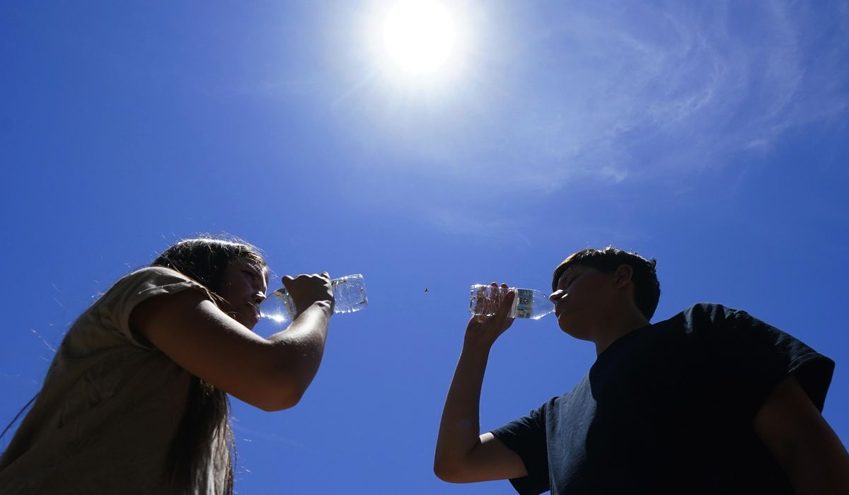 NextImg:How to stay cool in the heat wave hitting parts of the U.S. — even without air conditioning