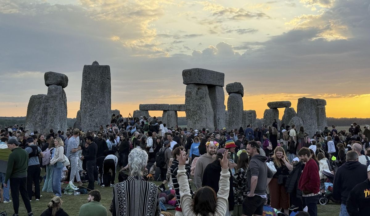 NextImg:Sunrise at Stonehenge draws druids, pagans and revelers to celebrate the summer solstice