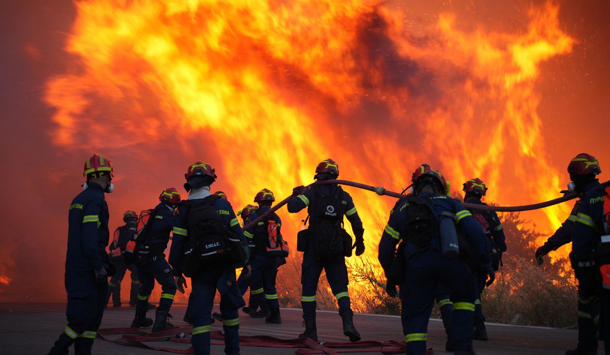 NextImg:More than 100 firefighters battle large wildfire on eastern Greek island of Chios