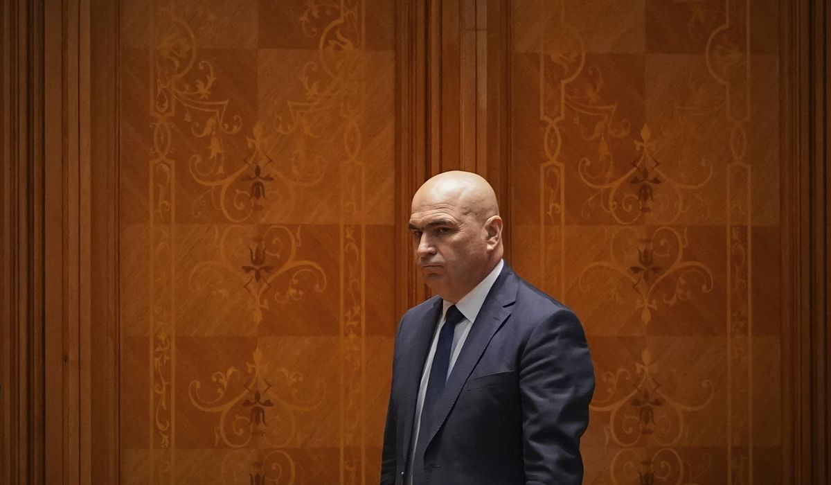 NextImg:Romanian lawmakers vote in favor of pro-EU coalition, aiming to end protracted political crisis