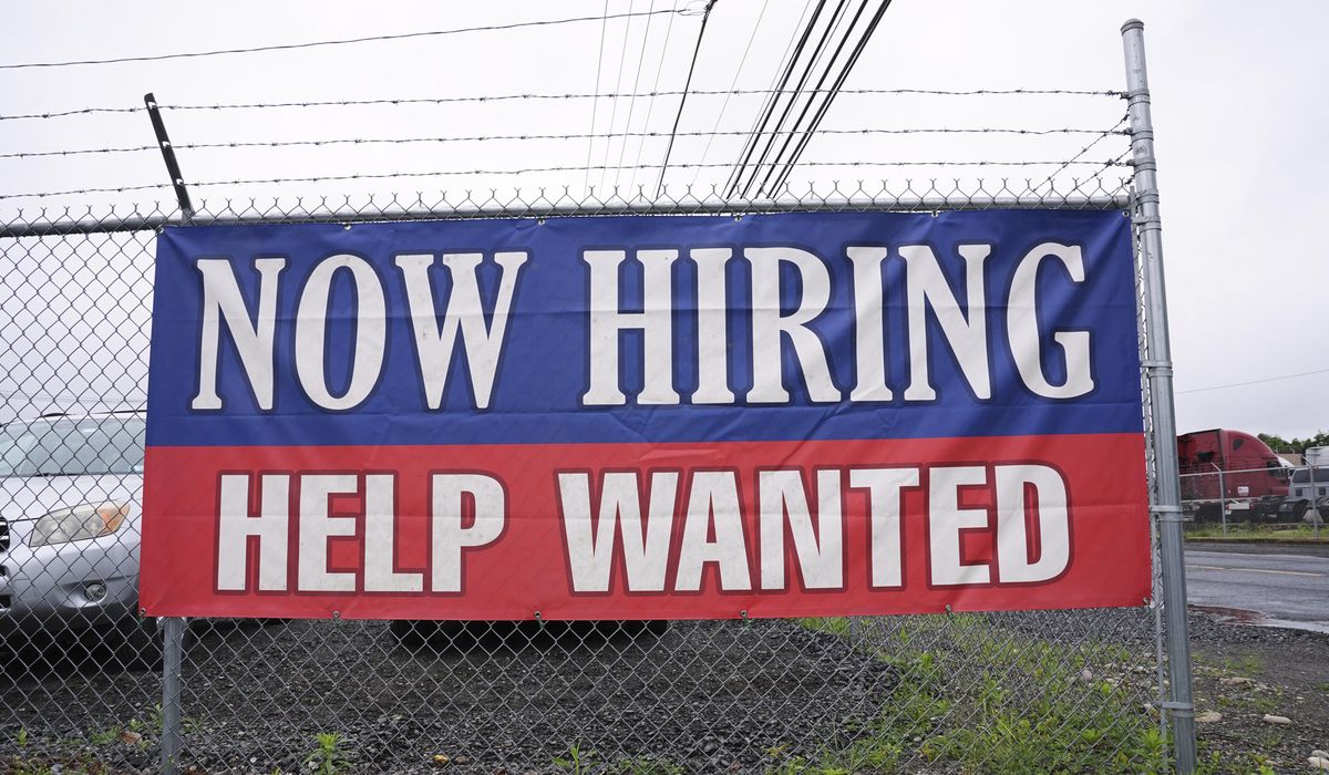 NextImg:U.S. applications for jobless benefits fall for 6th straight week, remain at historically low level
