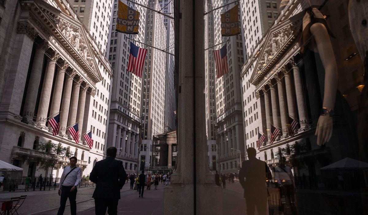 NextImg:U.S. stocks move lower and pull S&P 500 back from its record