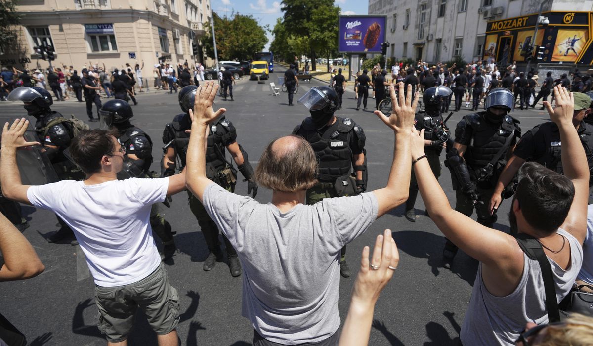 NextImg:Serbian police remove barricades in Belgrade and make new arrests as protesters block roads