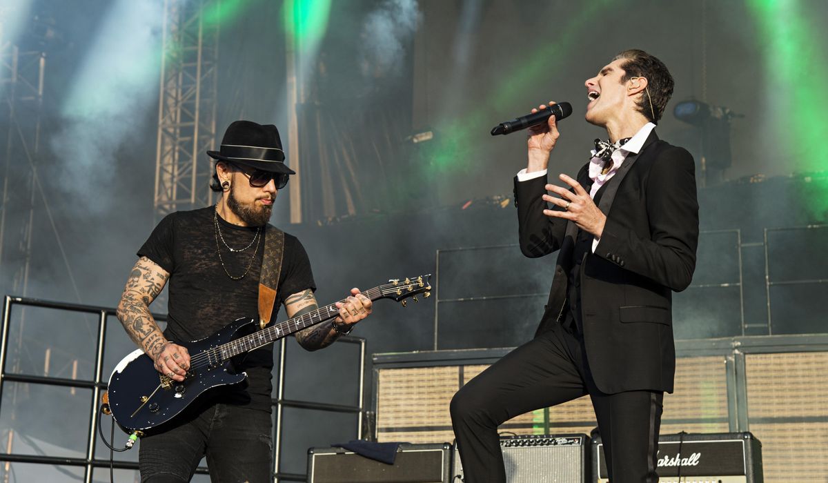 NextImg:Dave Navarro sues Jane’s Addiction singer Perry Farrell over onstage fight that ended tour