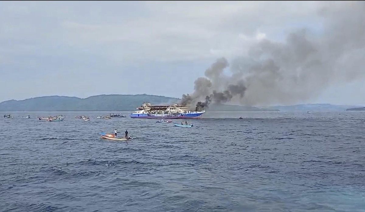 NextImg:Number of people saved from burning Indonesian ferry rises to 575, rescuers say