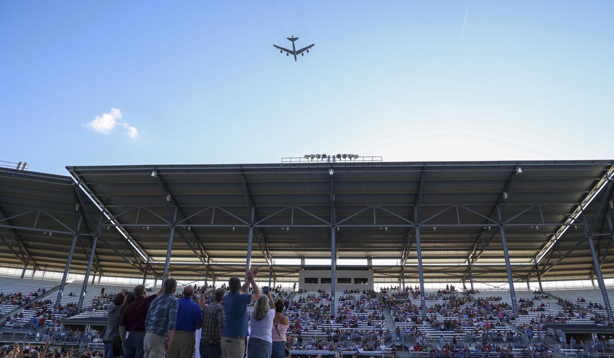 NextImg:A pilot made sharp turn to avoid a B-52 bomber over North Dakota, then took to the mic to explain