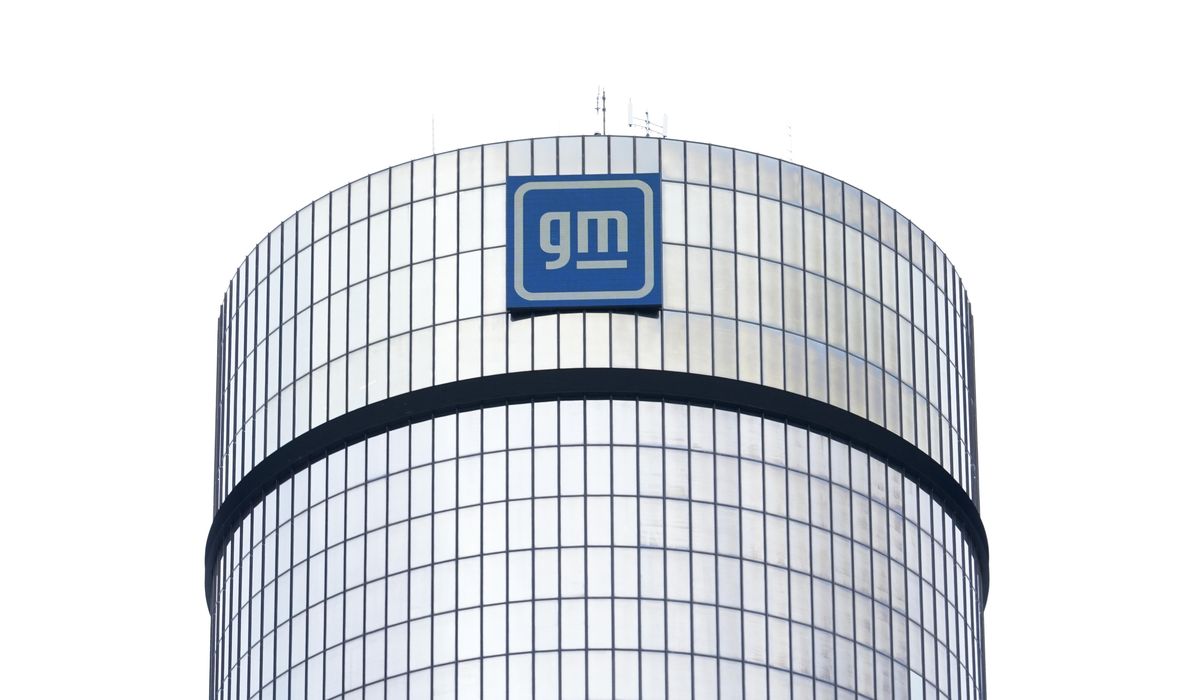NextImg:GM quarterly profit slumps 35%, but it sticks by full year outlook that was lowered in May